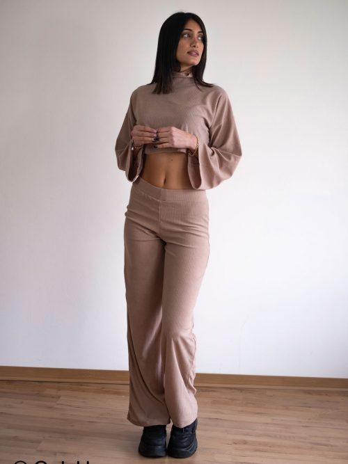 "Anna Set" is set of short top with neckline and long sleeves and trousers elastic long in casual line.
