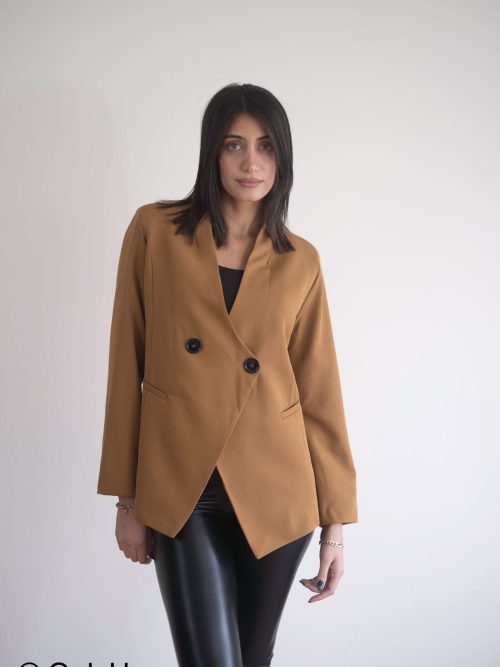 Klelia Jacket in solid fabric regular line with crossed buttons.