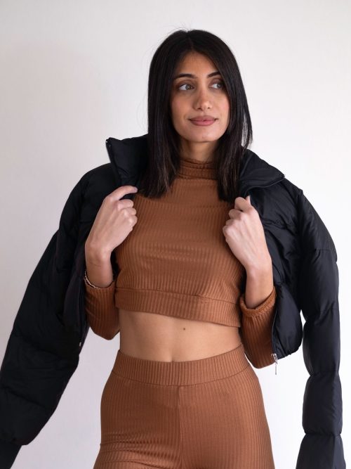 "Ria Set". Set of short top with neckline and long sleeves and elastic long trousers.